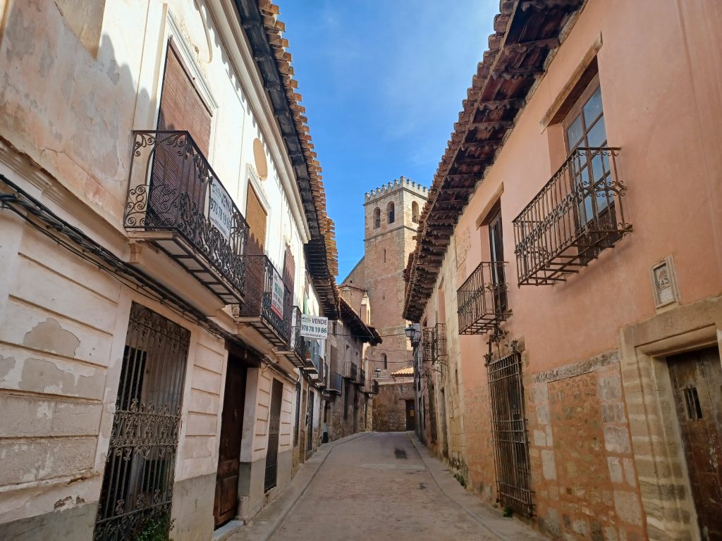 Vista de la calle de las Parras, Mora de Rubielos.