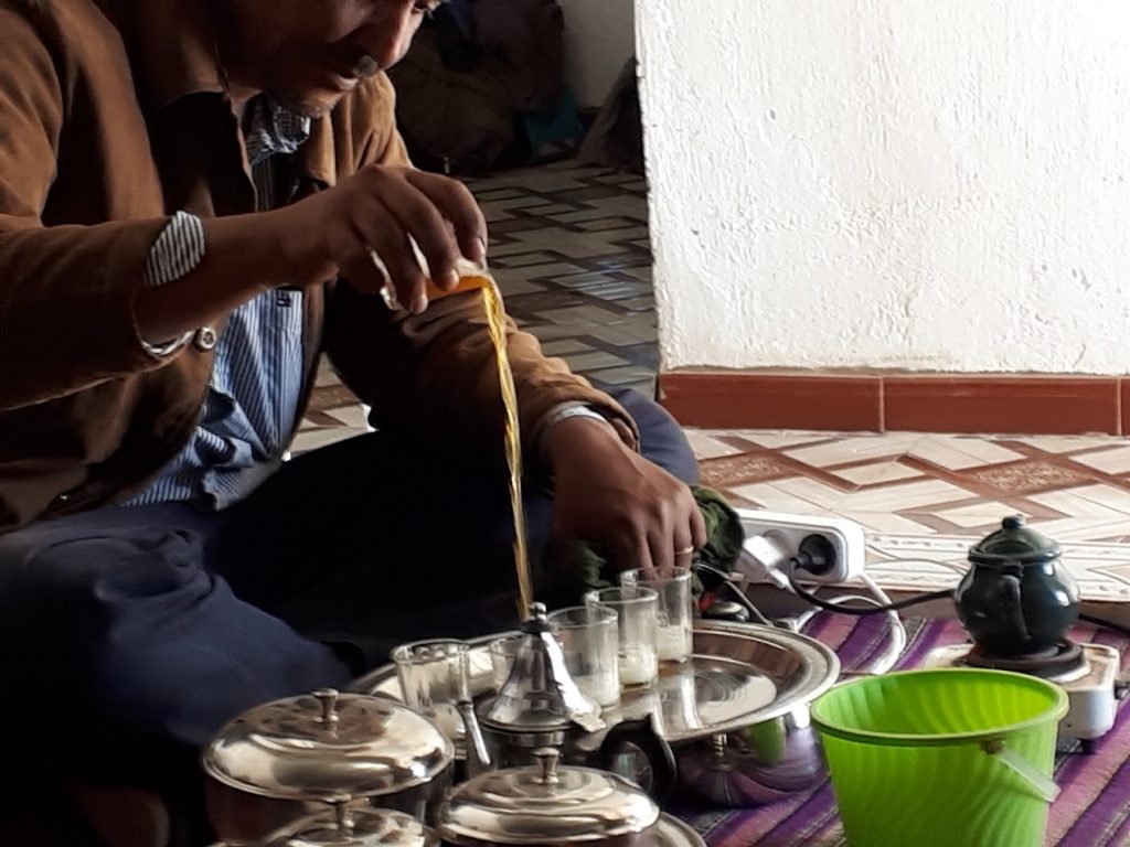 Hombre saharaui preparando el té.
