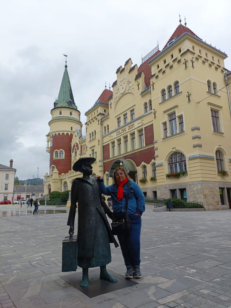 Estatua de la escritora Alma M. Karlin